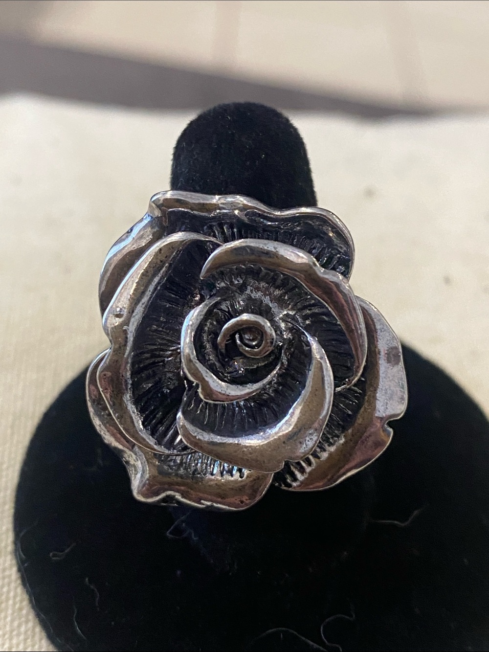 Rose shape ring silver and black tone